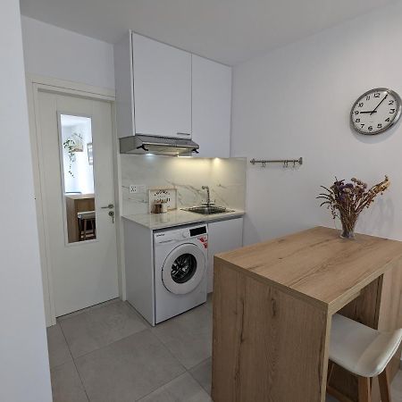 Modern & Cozy Studio W/ Backyard Near City Center Limasol Buitenkant foto