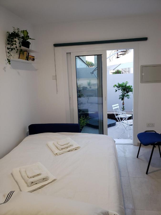 Modern & Cozy Studio W/ Backyard Near City Center Limasol Buitenkant foto