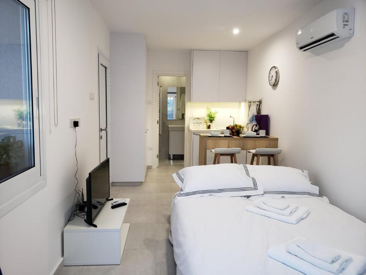 Modern & Cozy Studio W/ Backyard Near City Center Limasol Buitenkant foto